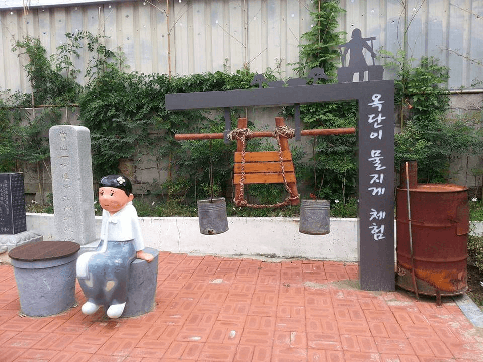 목포물장수 옥단이 : 어느 날 조선인 마을에 나타난 전쟁고아로 1930~1950년대 까지 목포에 살았던 실존인물이다. 성인이 된 후 물을 길어다주는 물장수이다.