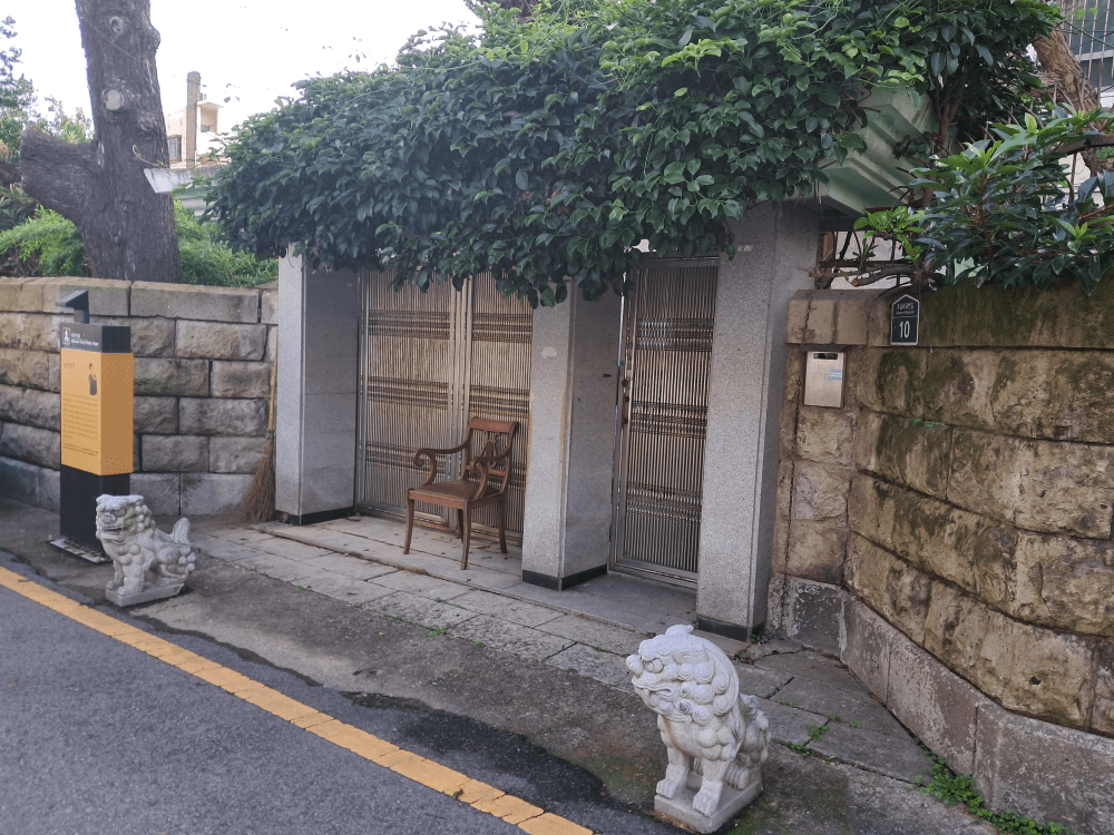 남진가수 가옥 : 한국가요계의 영원한 오빠 가수 남진은 1965년 ‘서울플레이보이’로 데뷔 후 수많은 곡을 히트치고 영화도 70여편 출연했다. 목포에 남진의 근대가옥과 부친의 빨간 벽돌 정미소도 남아있다.