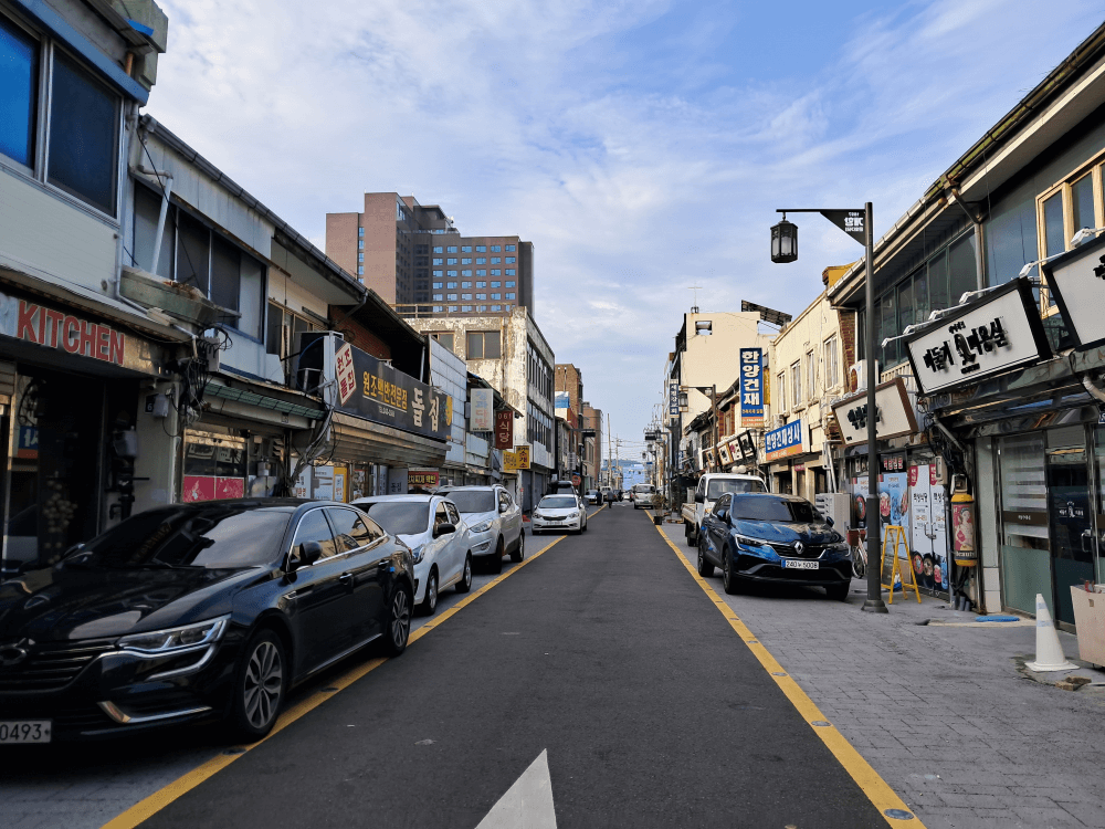 보리밥 골목 : 옛 선창의 부잔교는 보리를 많이 싣고 와서 푸는 곳이었다. 그로 인해 보리밥골목이 생겼다. 푸짐한 보리밥에 짭조롬한 젓갈과 조물조물 무친 나물에 비벼 먹는 목포만의 개미 진 맛이다.