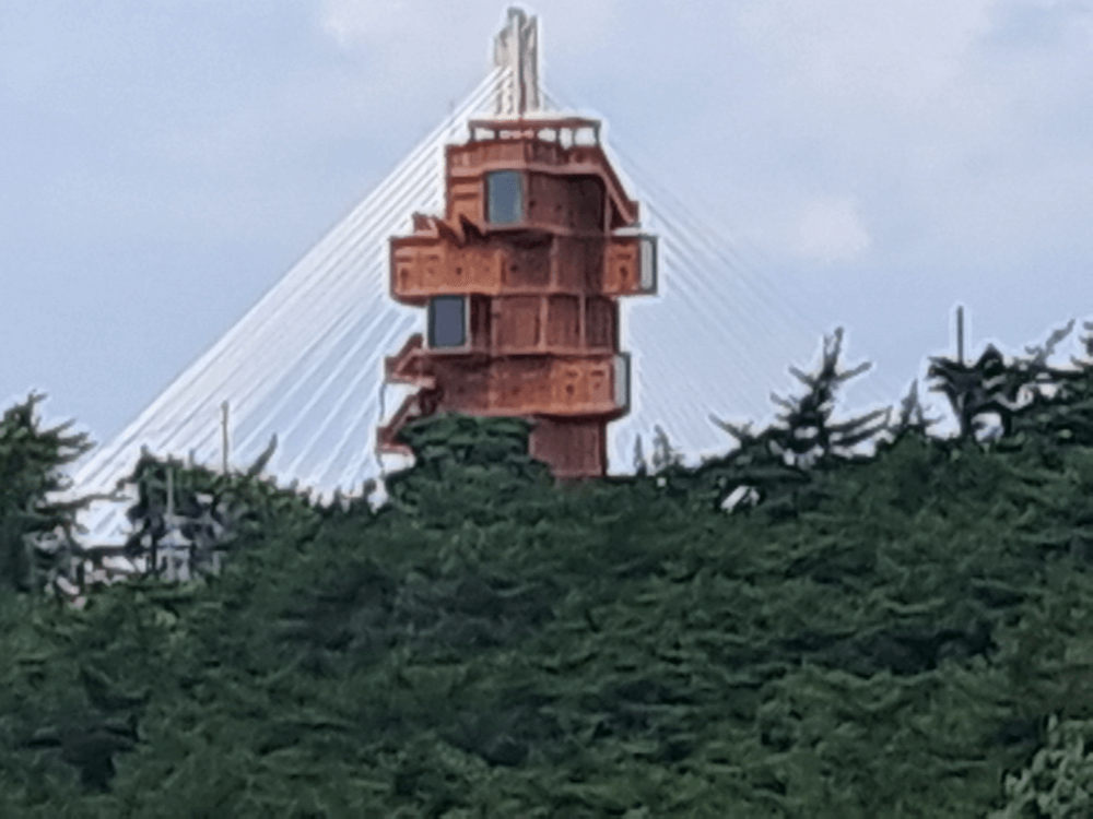 전망대 : 이순신장군이 명량대첩 이후 삼도수군통제사령부를 설치하고 106일 동안 조선수군을 재건했던 역사의 섬이다. 명량대첩의 승리를 가져온 판옥선 모형을 격자 형태로 쌓아 올린 전망대이다.